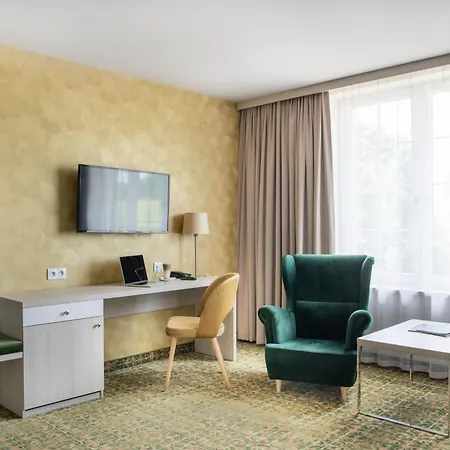 雅倩酒店 4* 琴斯托霍瓦